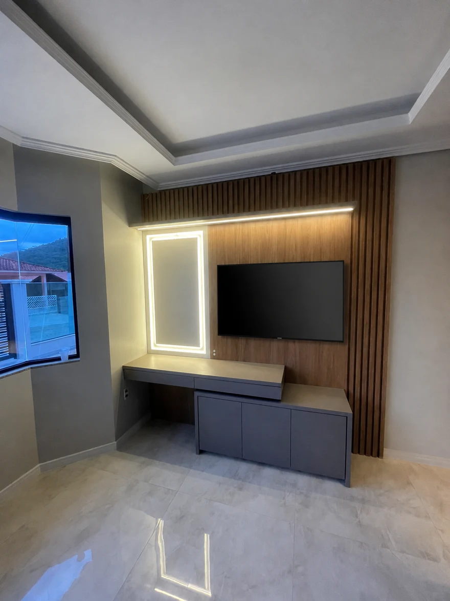 Penteadeira e home office planejados com painel ripado e espelho iluminado