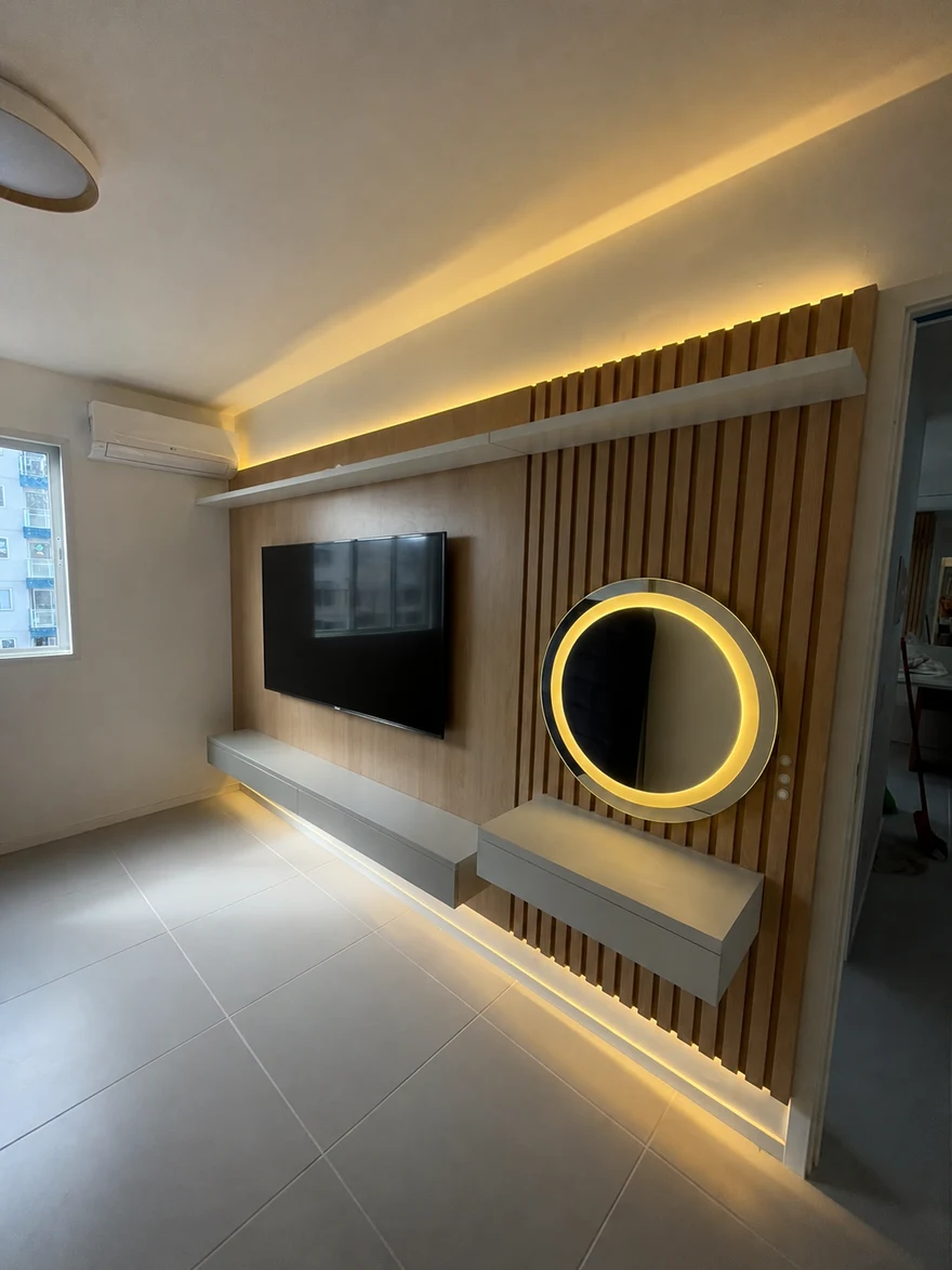 Painel de TV planejado com iluminação embutida